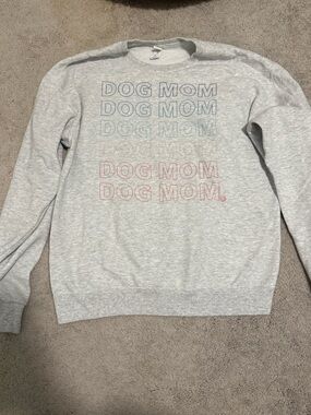 NWOT: Gray 'Dog Mom' Graphic Sweatshirt size M free ship